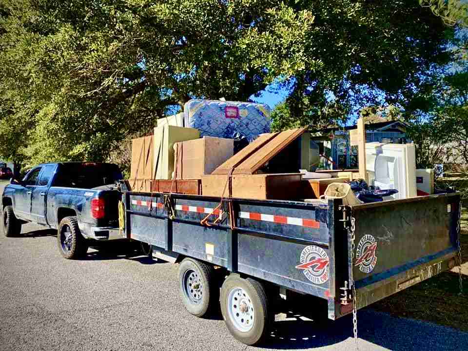 How eco-friendly junk removal services support local recycling efforts