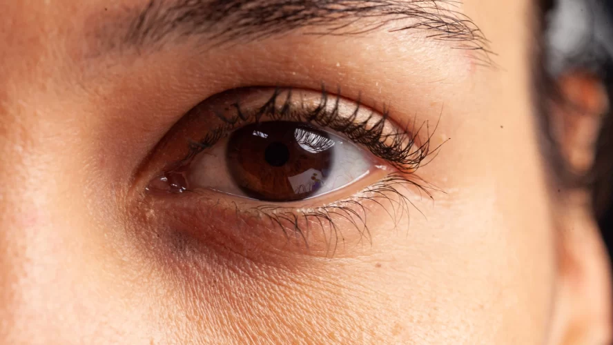 Maintaining and caring for Brown Eye Contact Lenses: Best Practices for Longevity and Hygiene